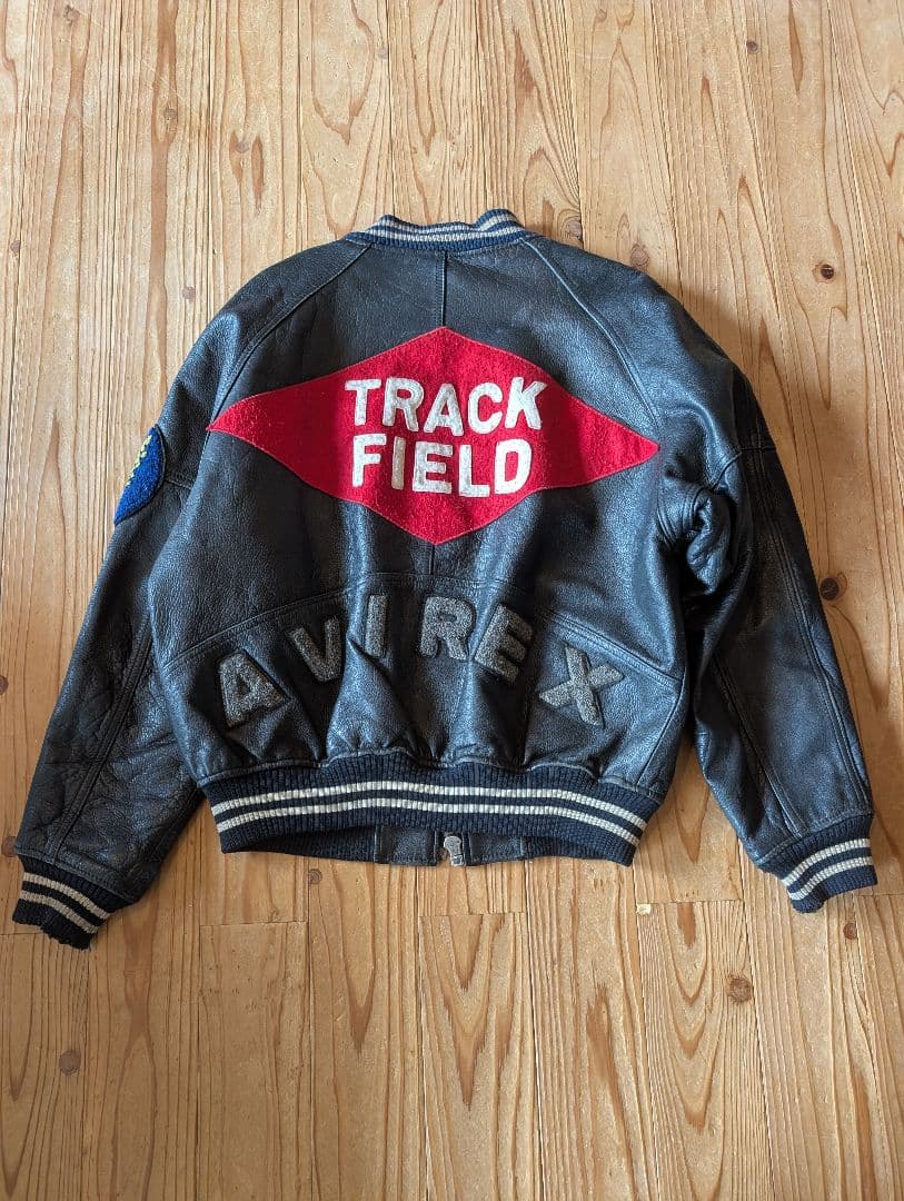 色々難あり。 AVIREX アヴィレックス スタジャン 牛革 アーチロゴ 黒 S