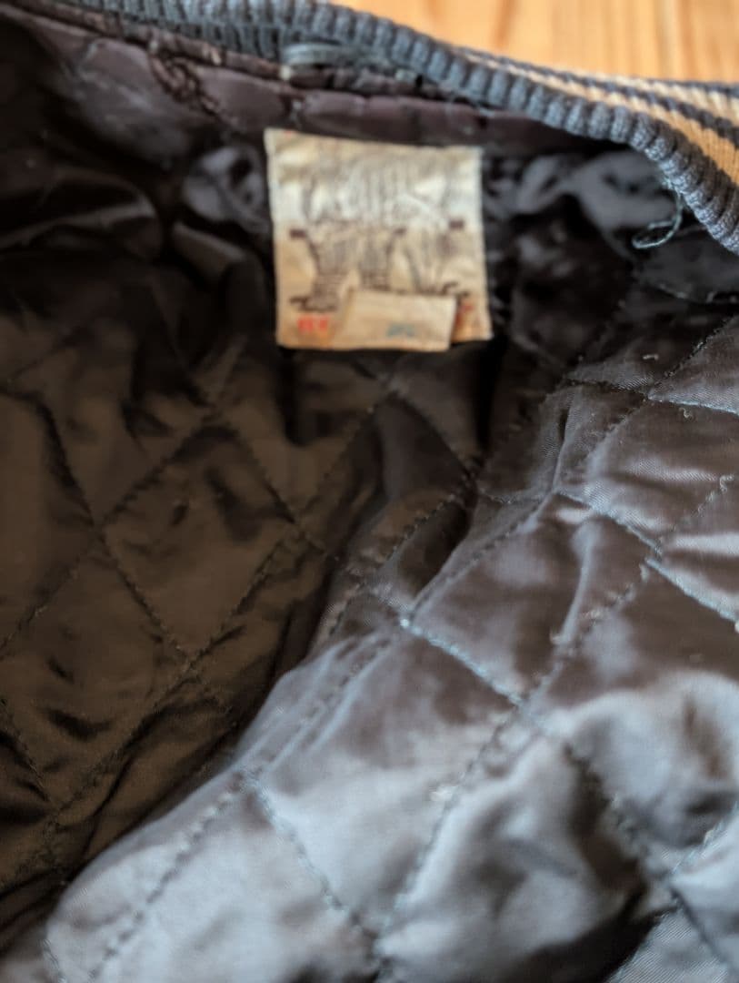 色々難あり。 AVIREX アヴィレックス スタジャン 牛革 アーチロゴ 黒 S