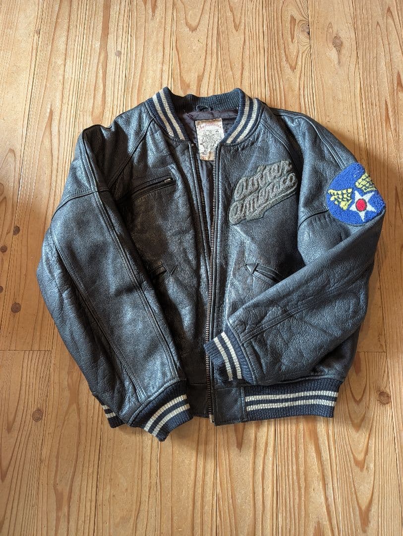 色々難あり。 AVIREX アヴィレックス スタジャン 牛革 アーチロゴ 黒 S