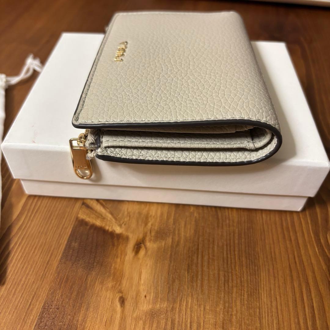 【美品】FURLA 二つ折り財布　グレー