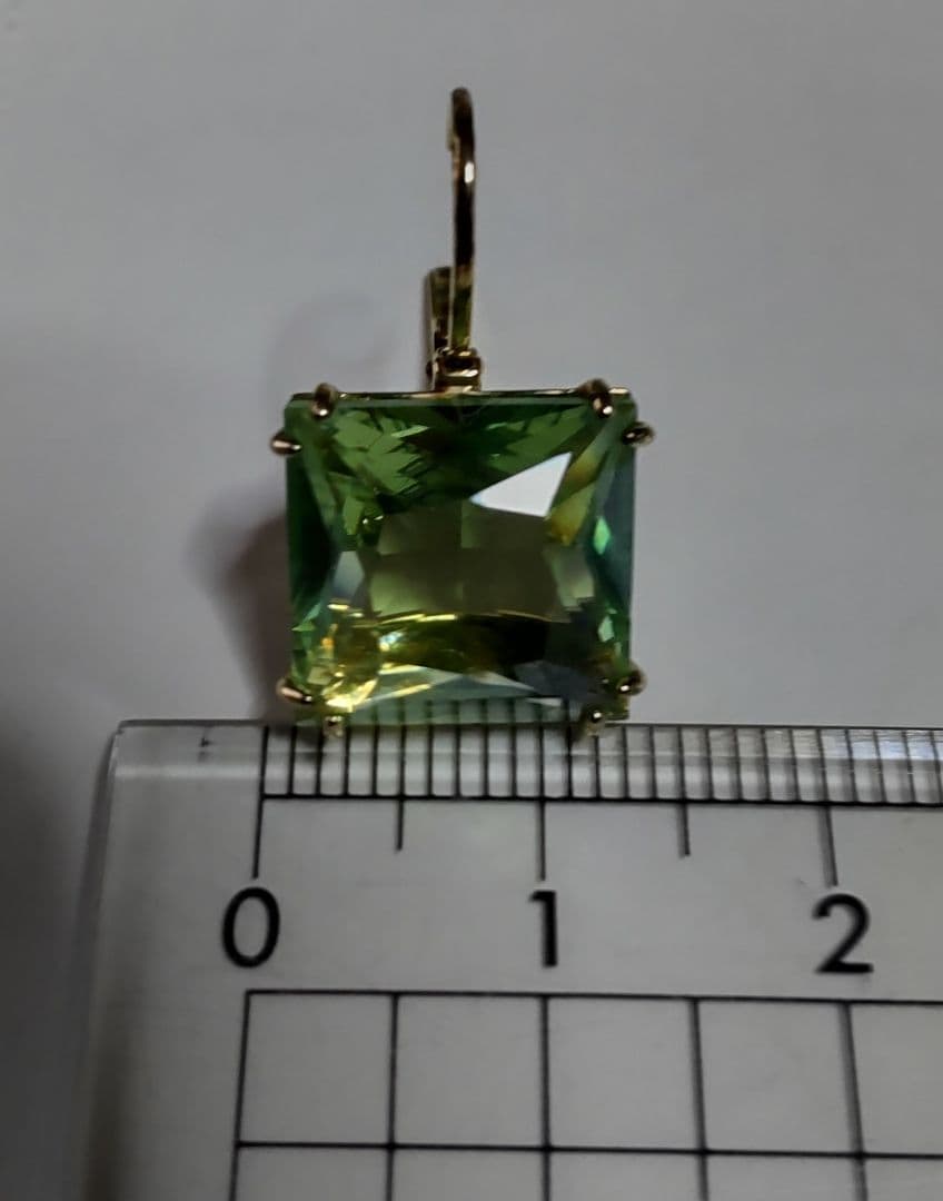 Swarovski Milleniaスクエアカットドロップ ピアス