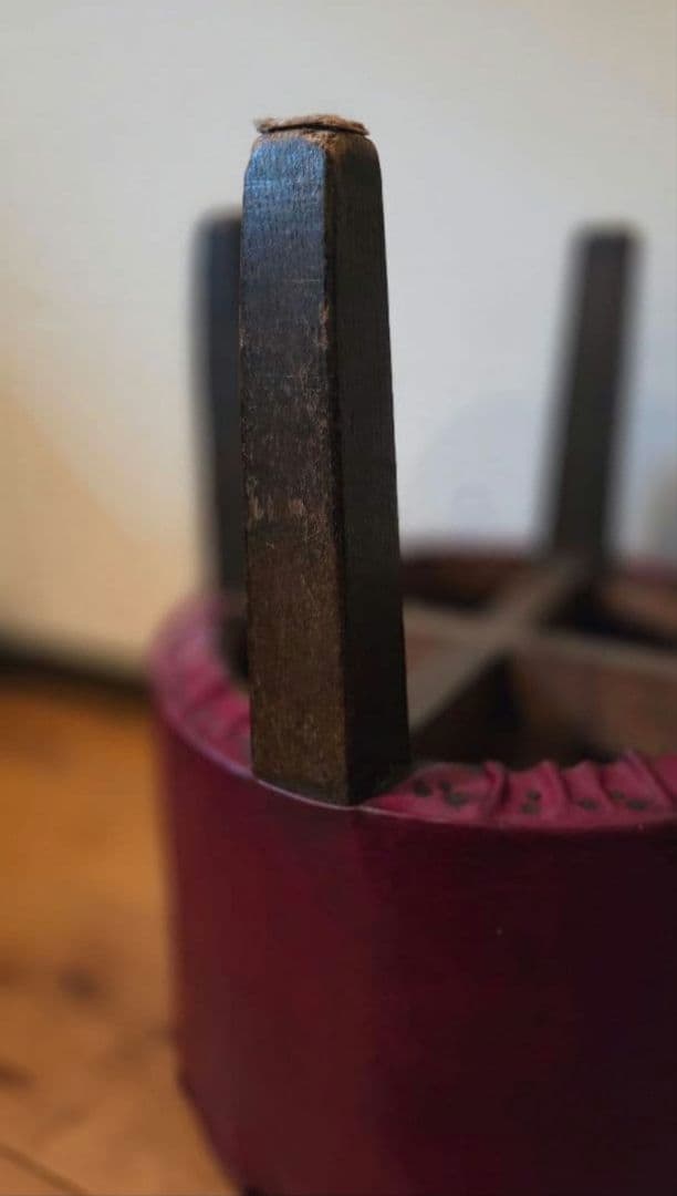 ☆アンティーク/レザー製バーガンディ円形スツール☆