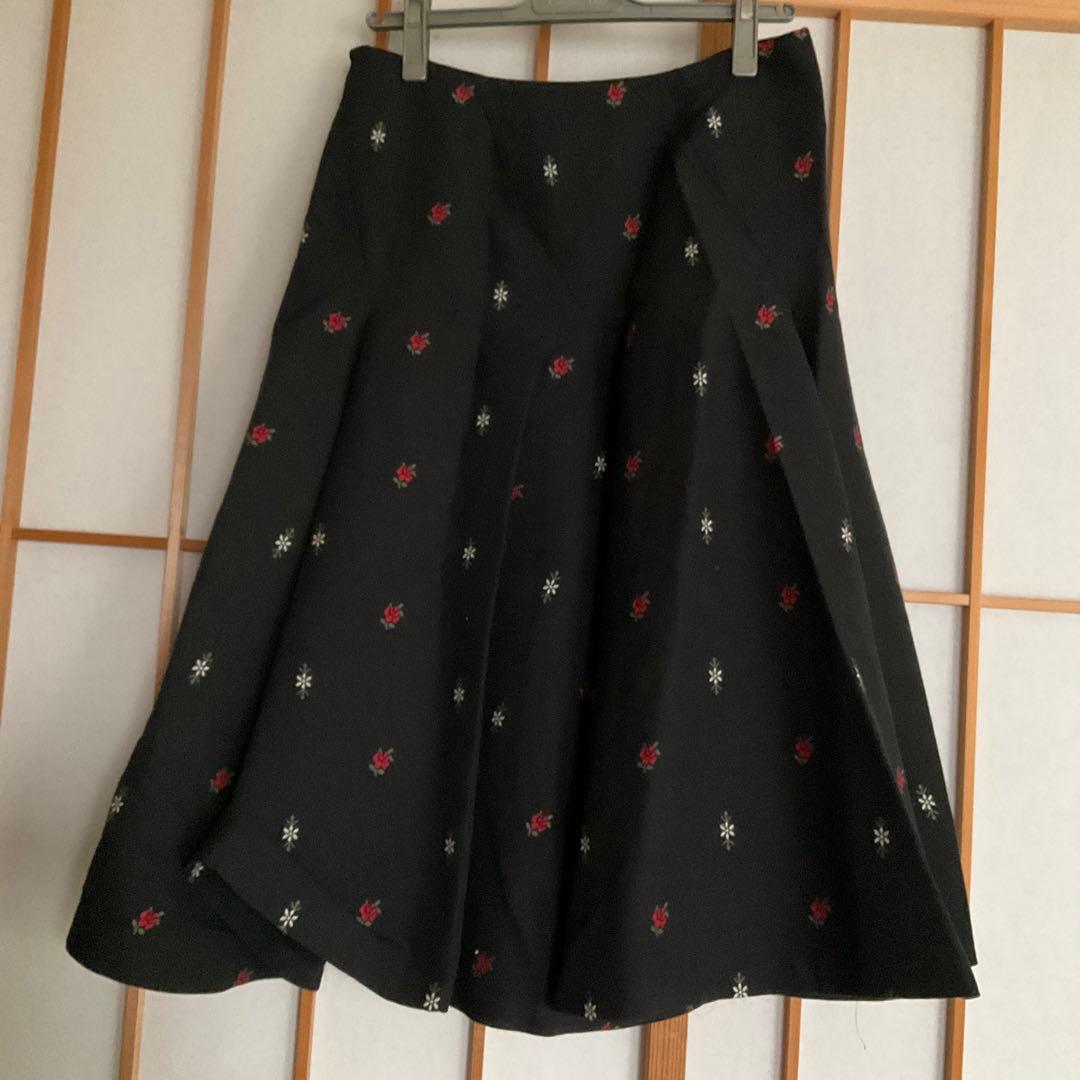 ケイタマルヤマ　小花の刺繍スカート