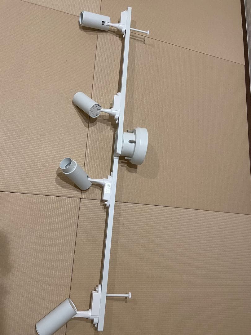 ダクトレールとスポットライトのセット。4灯、ビーム角調整可能。