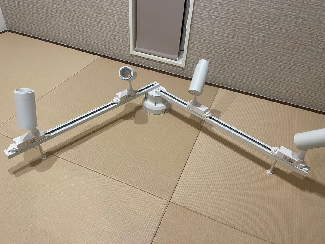 ダクトレールとスポットライトのセット。4灯、ビーム角調整可能。