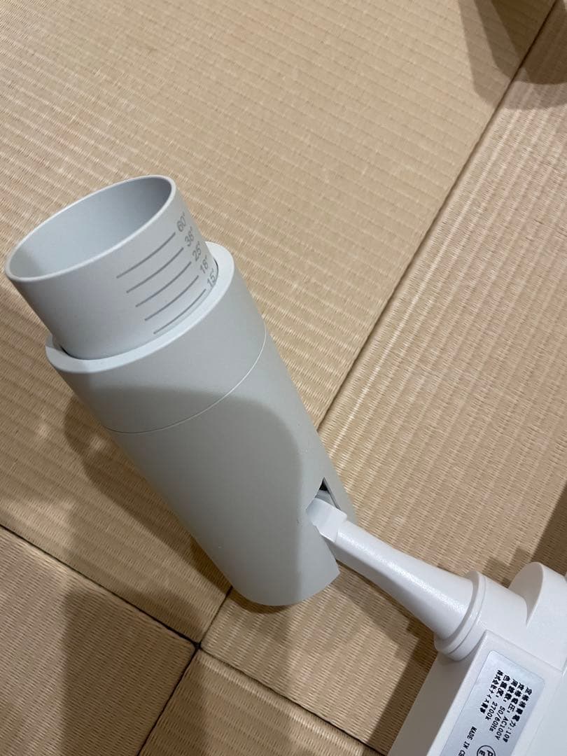 ダクトレールとスポットライトのセット。4灯、ビーム角調整可能。