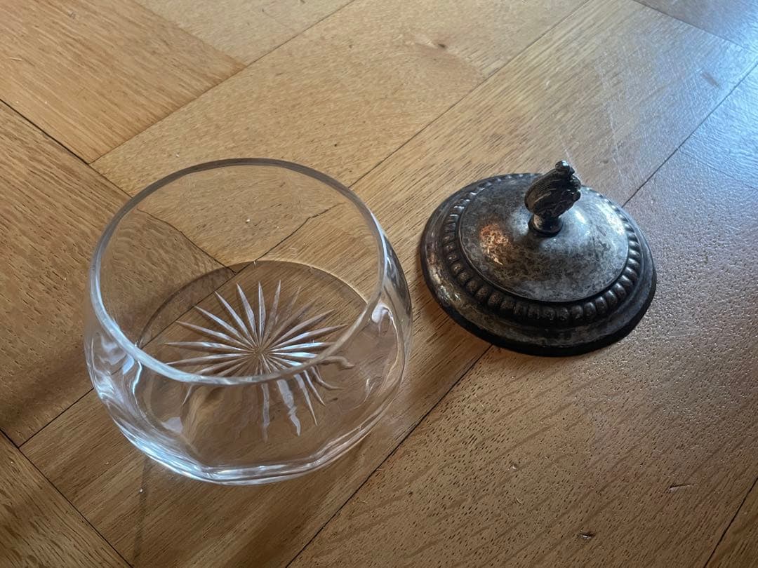 フランス蚤の市の繊細なガラス小物入れ(ボンボニエール)