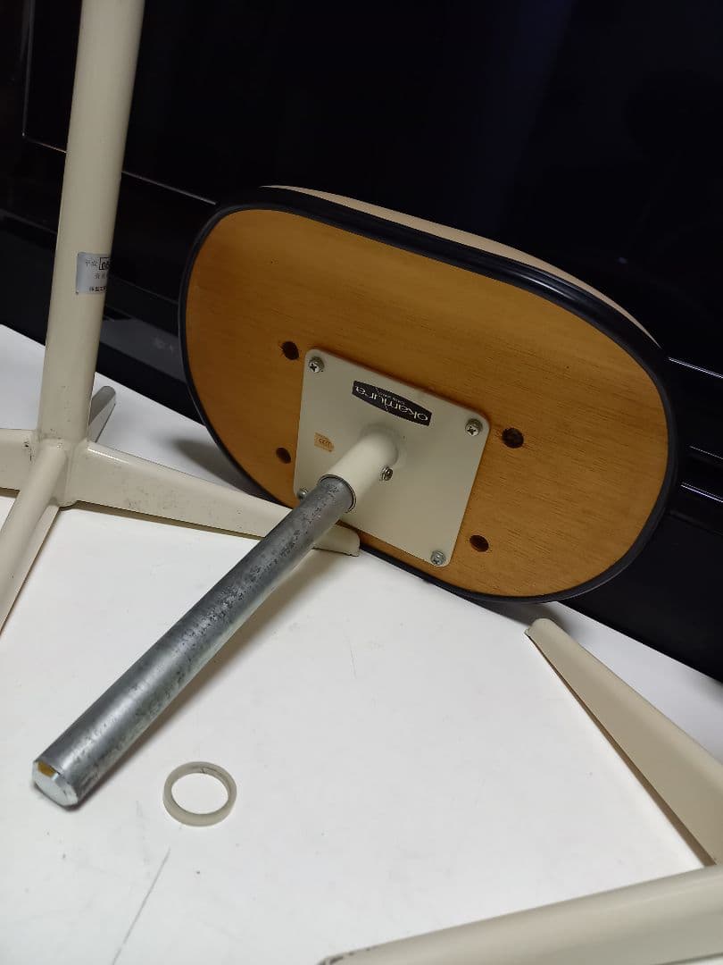 オカムラ　ポストモダン　高さ調整　回転式　ベージュ　メディカル　スツール　２脚