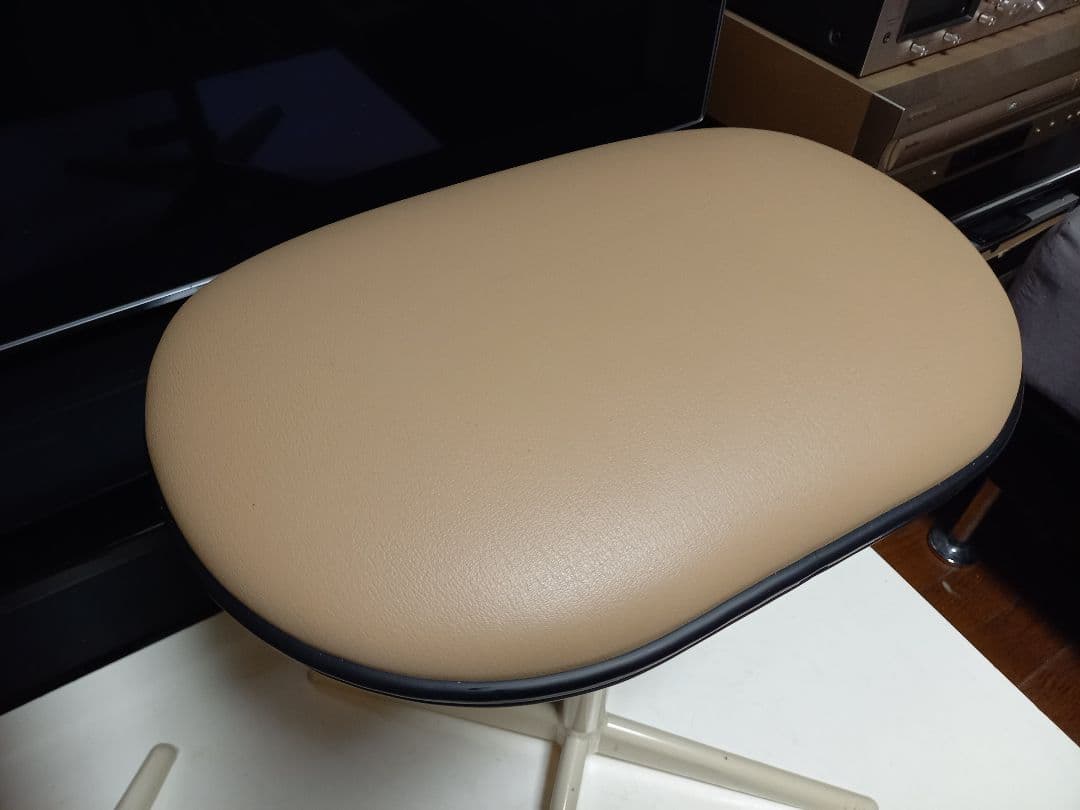 オカムラ　ポストモダン　高さ調整　回転式　ベージュ　メディカル　スツール　２脚