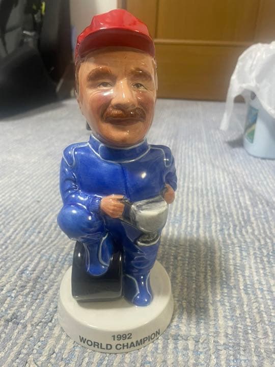 陶器製のF1ドライバーの人形