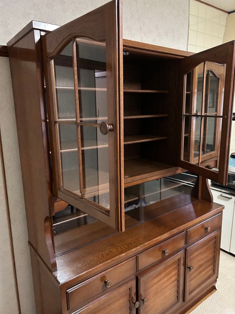 木製の食器棚　水屋　上段ガラス扉付き　下段だけ