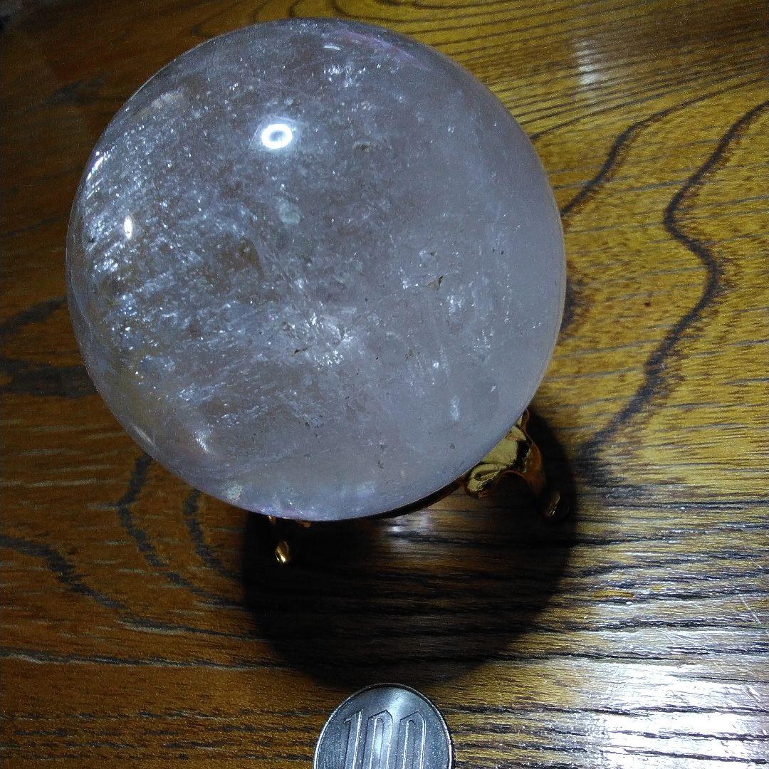 レインボー水晶台付き、重量500グラムの大玉