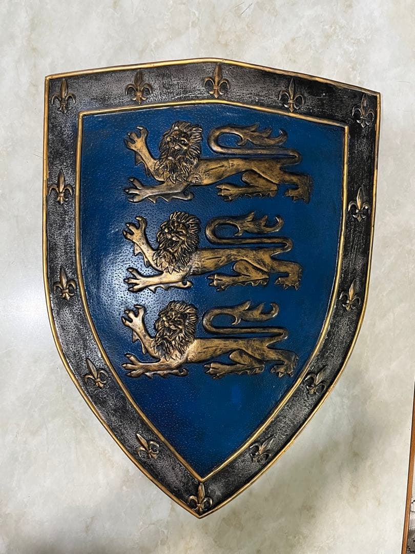 壁飾り　中世　イギリス　騎士　盾