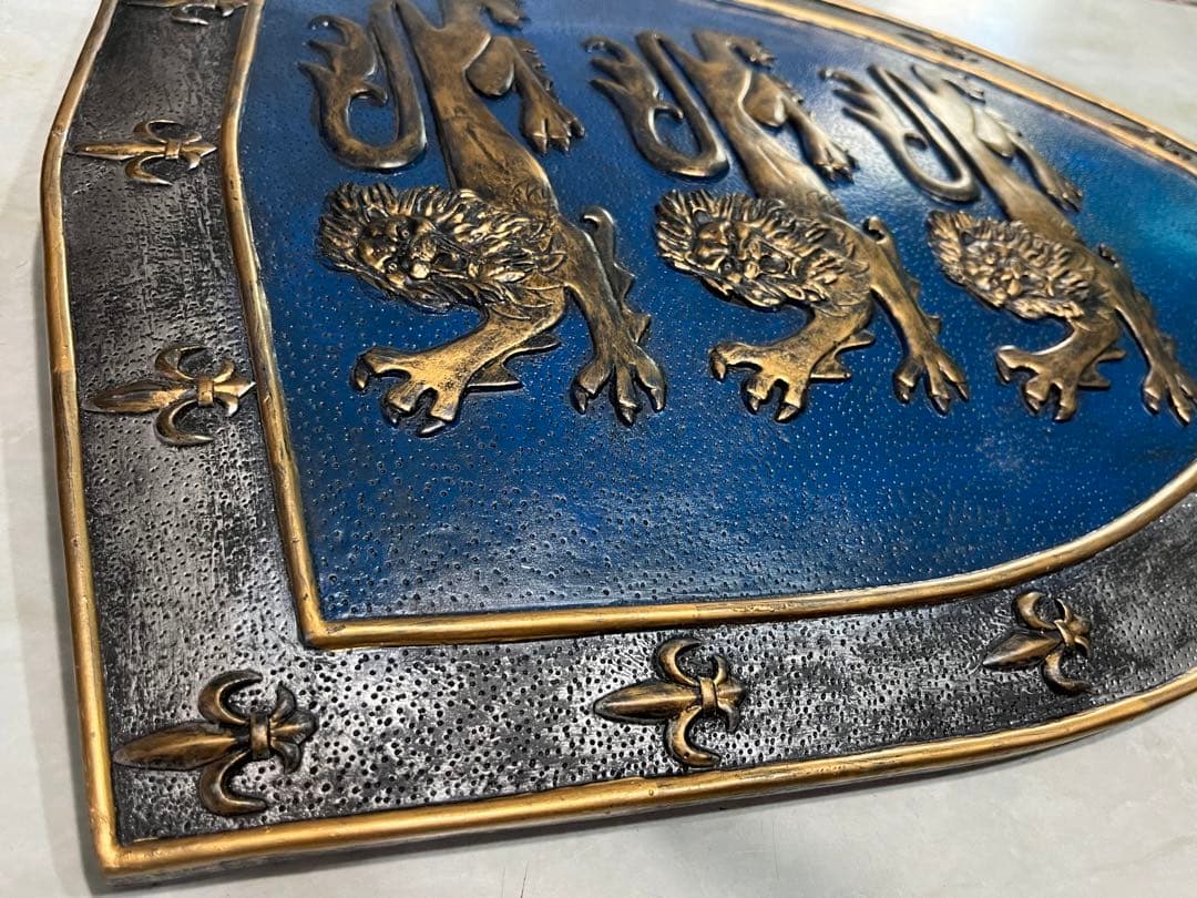 壁飾り　中世　イギリス　騎士　盾