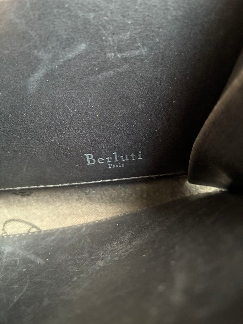 希望額へ　ベルルッティ オーガナイザーラウンドジップ カリグラフィー ストラップ