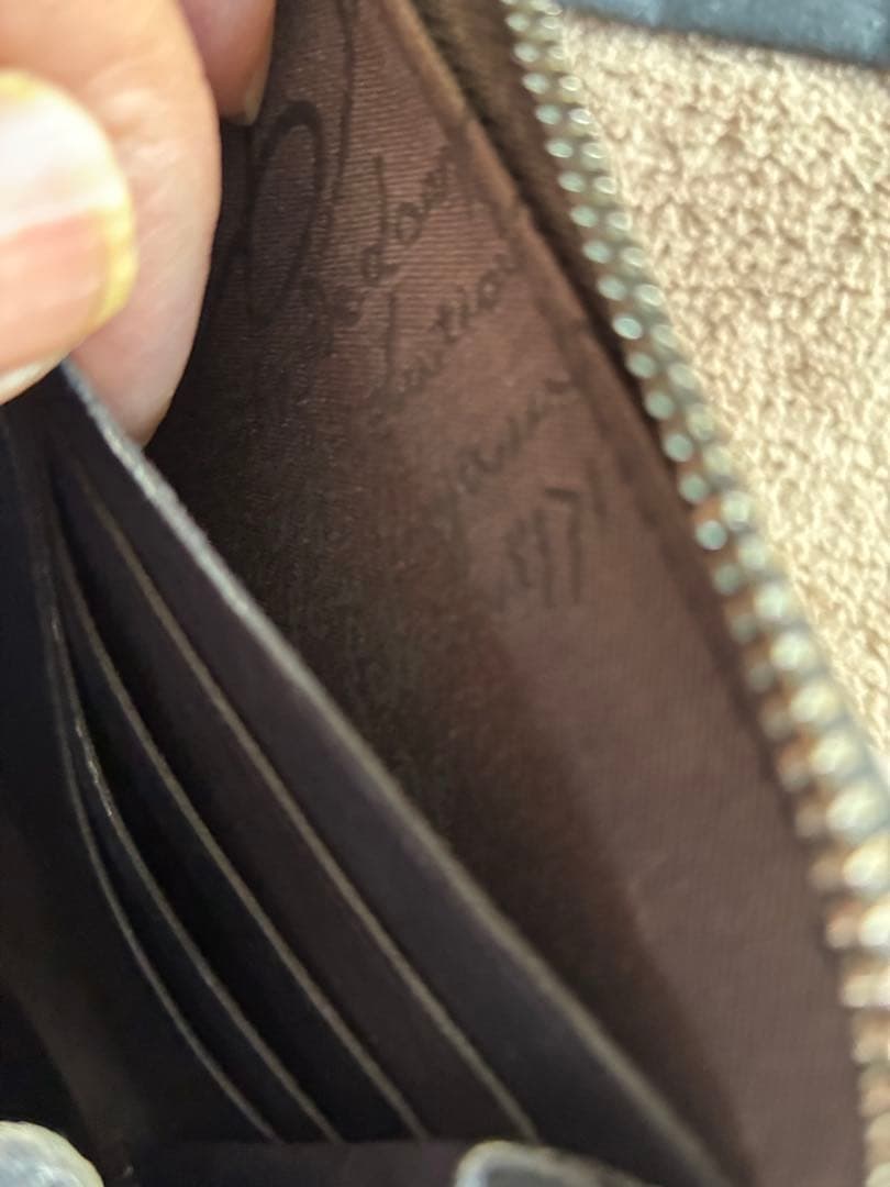 希望額へ　ベルルッティ オーガナイザーラウンドジップ カリグラフィー ストラップ