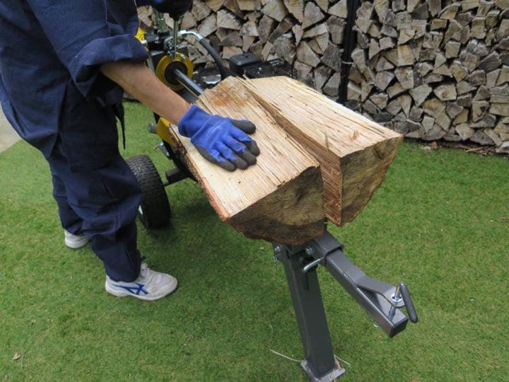 送料無料　到着後すぐに作業　女性にも扱いやすい新型薪割り機　18トン