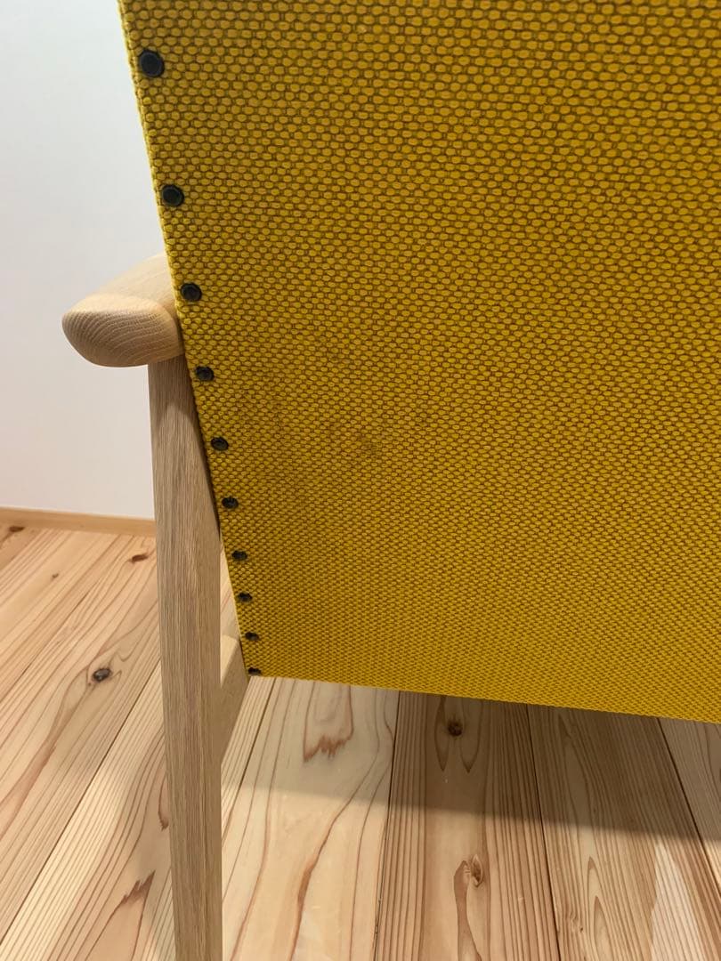 【カリモク正規品】イエローの布製クッションと木製脚のシンプルな1人掛けソファ