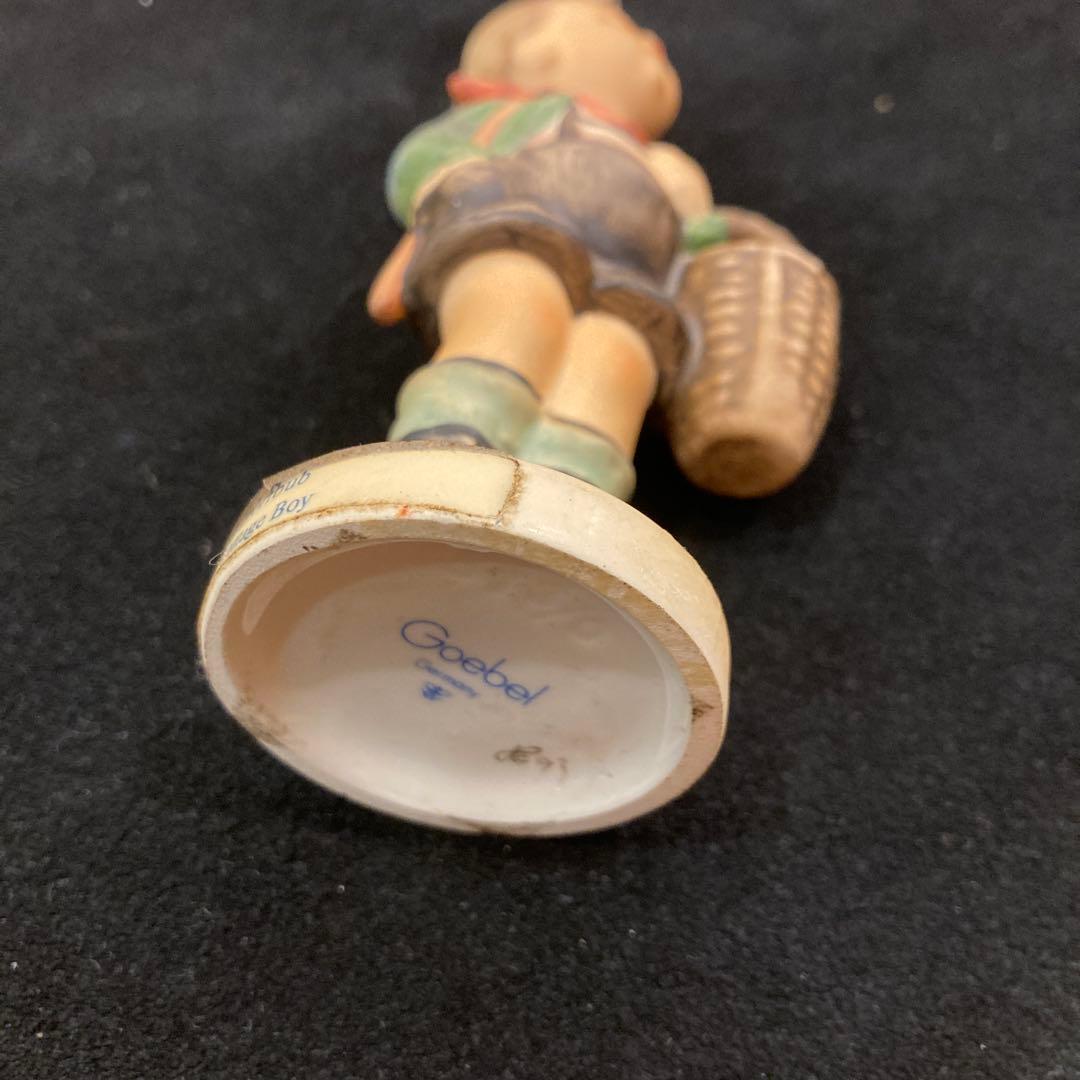 陶器製少年フィギュア バスケット付き　Goebel