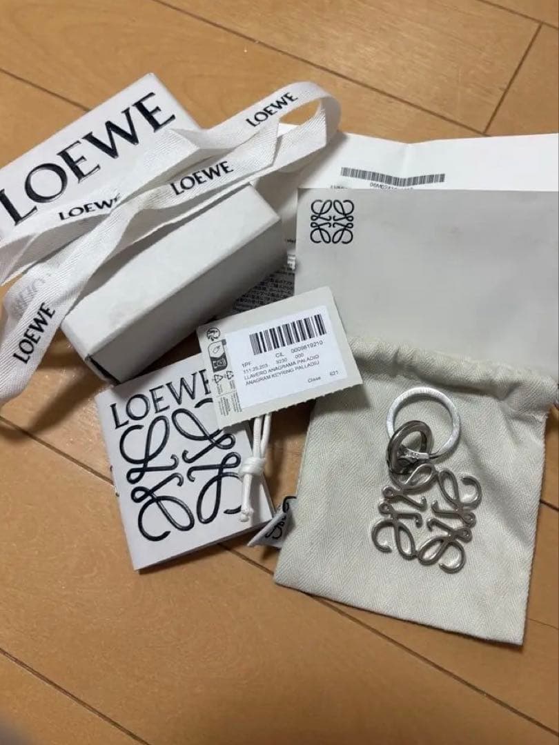 LOEWE シルバー アナグラム キーホルダー