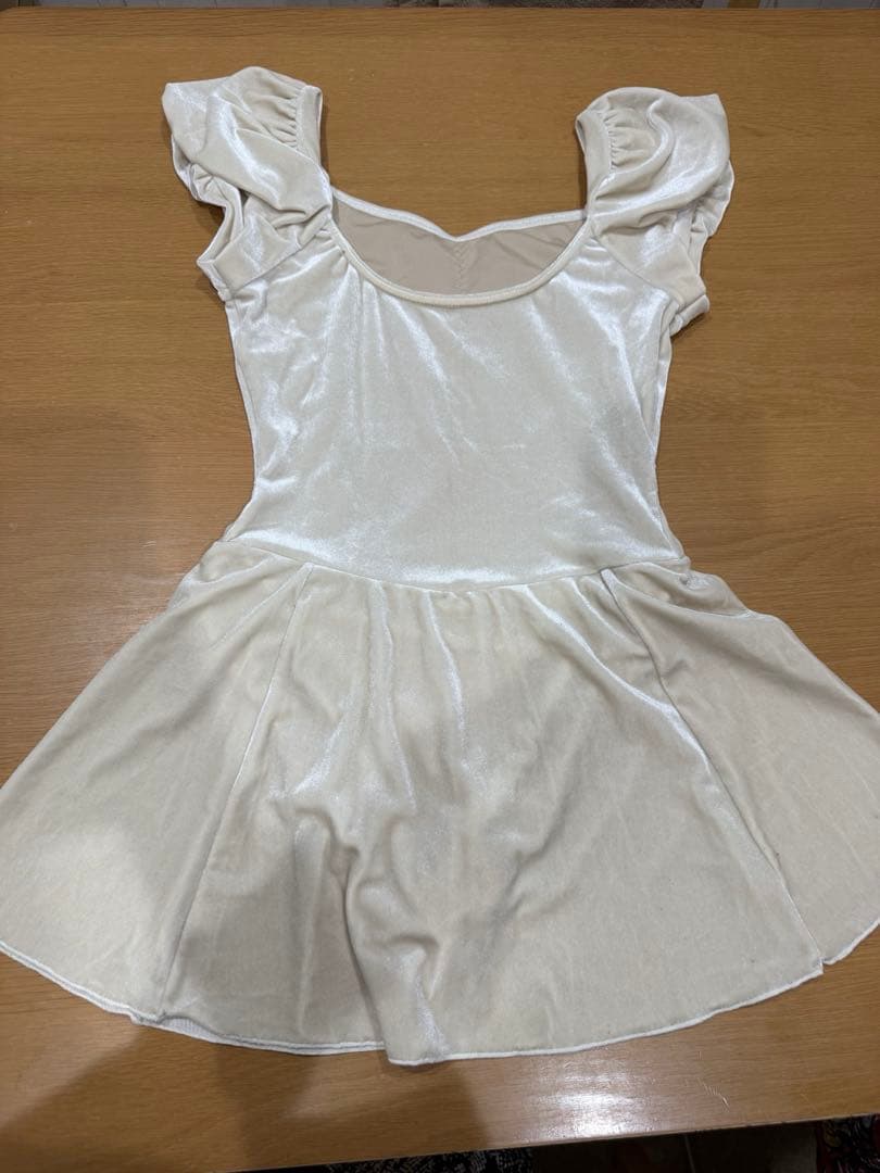 【未使用】ベロア生地レオタード　ホワイトスカート付き