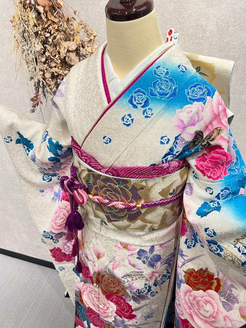 ミルクティーです　　umean成人式　　正絹振袖セット　襦袢＆刺繍襟