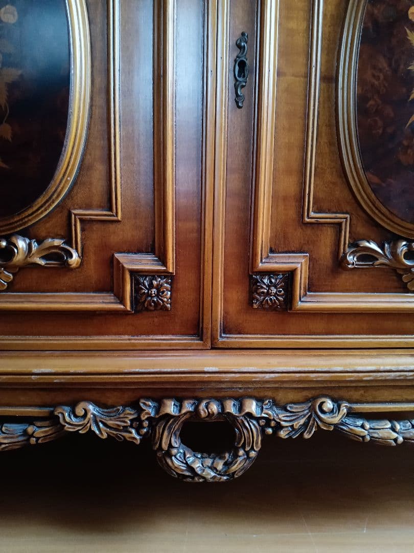 彫刻入り 木製キャビネット 下台のみ｜クラシック調・店舗什器可