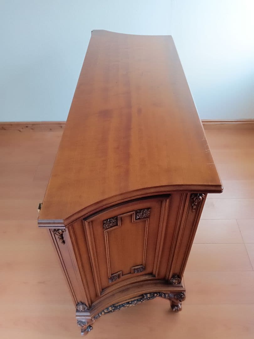 彫刻入り 木製キャビネット 下台のみ｜クラシック調・店舗什器可