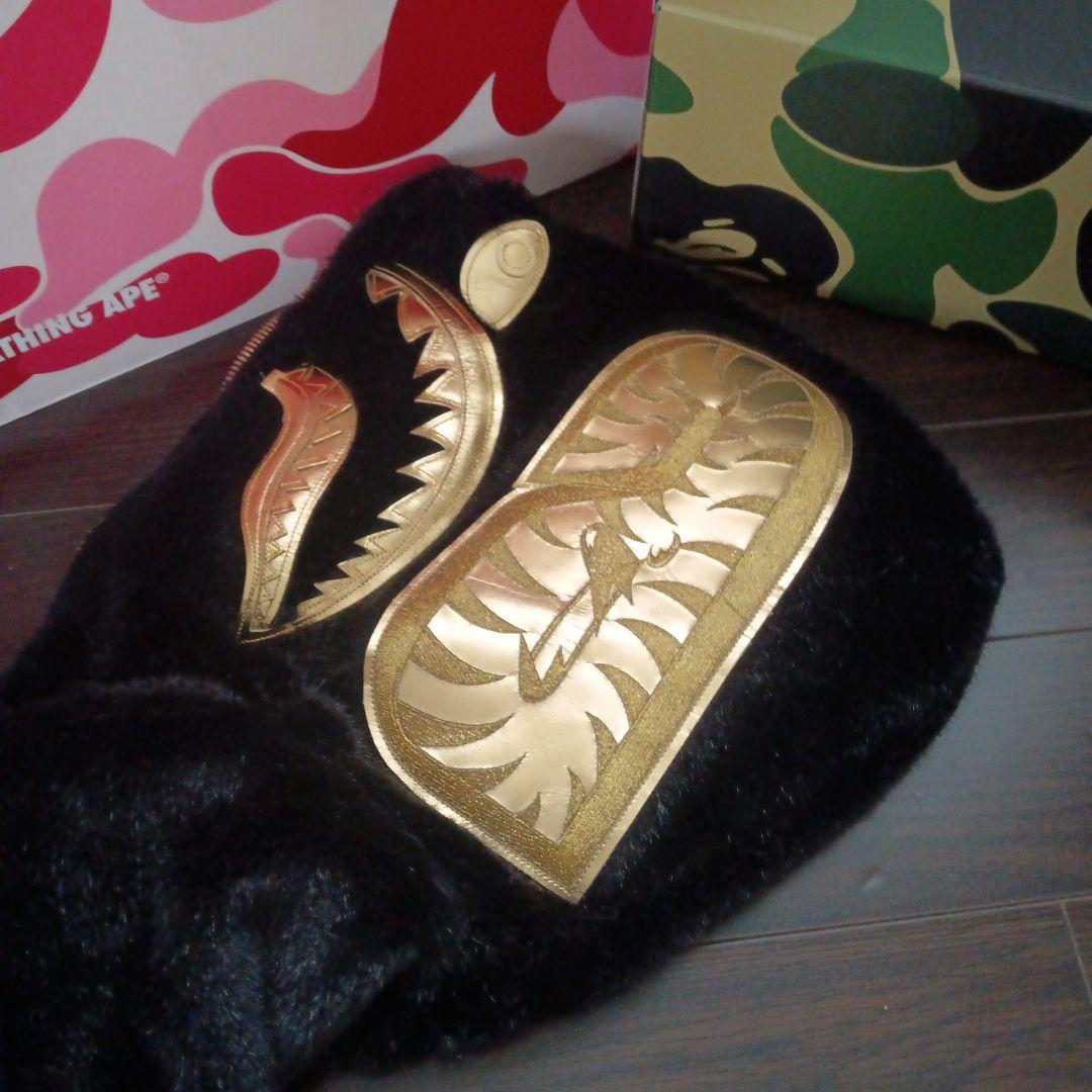 アベイシングエイプ　FAUX FUR シャークパーカー shark BAPE