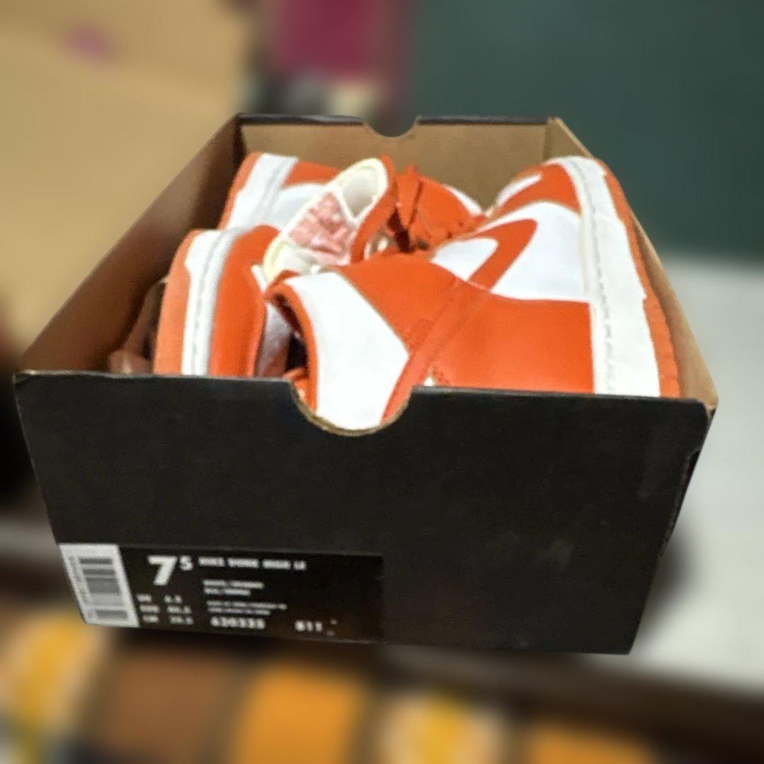 ナイキ ダンク ハイ LE ホワイトとオレンジブレイズのカラー