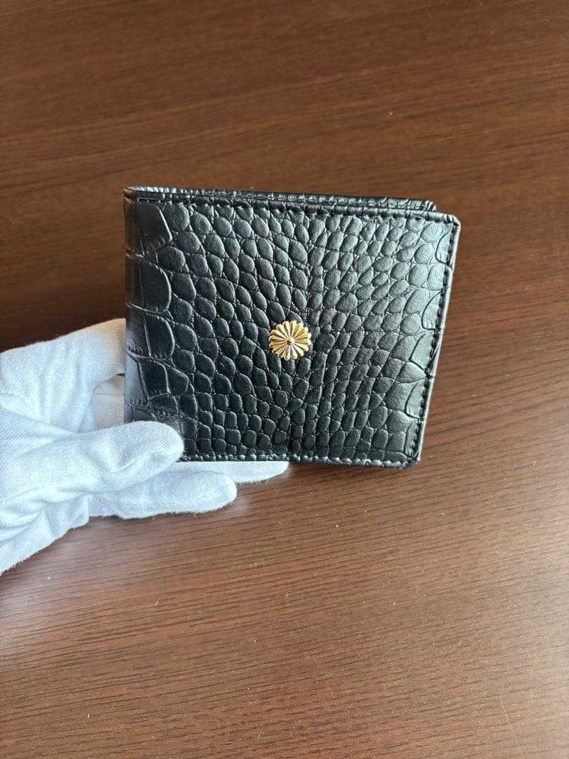 皇居菊の御紋入り 二つ折り財布 クロコ風型押し 黒