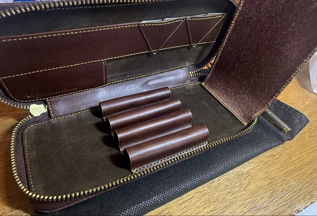 バハギア ペンケース ラウンドジップ型 プエブロ タバコ ブッテロー