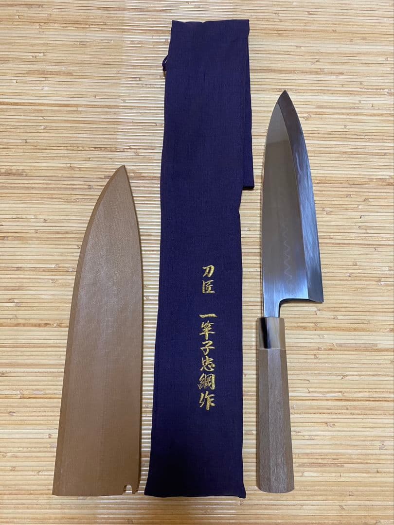 一竿子忠綱　水焼本焼　出刃9寸（白2） 刃文浮かし　井サヤ　井ハ角柄