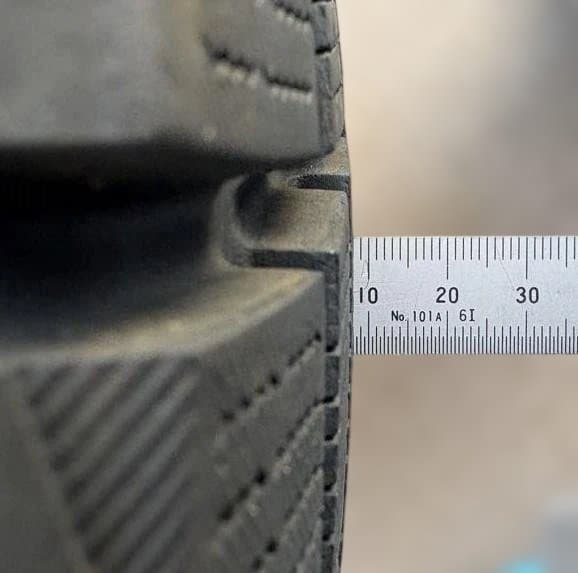 ②ヨコハマ スタッドレスタイヤ 205/55R16