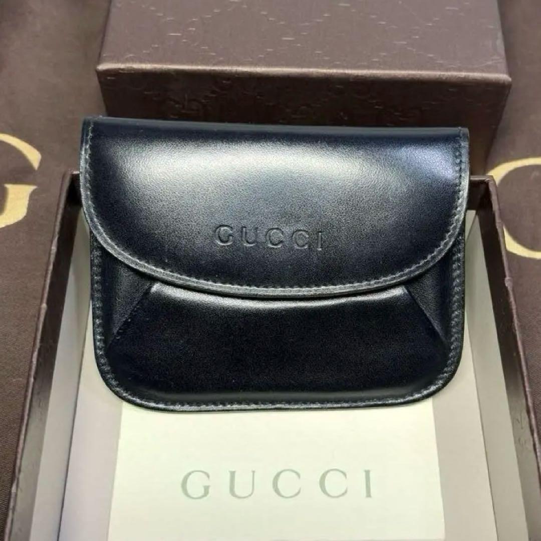 美品　グッチGUCCI ケース　カードお札　黒レザー フラップ式 ロゴ刻印