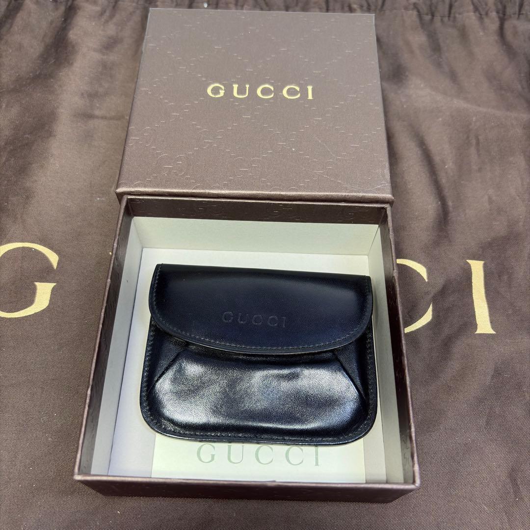 美品　グッチGUCCI ケース　カードお札　黒レザー フラップ式 ロゴ刻印
