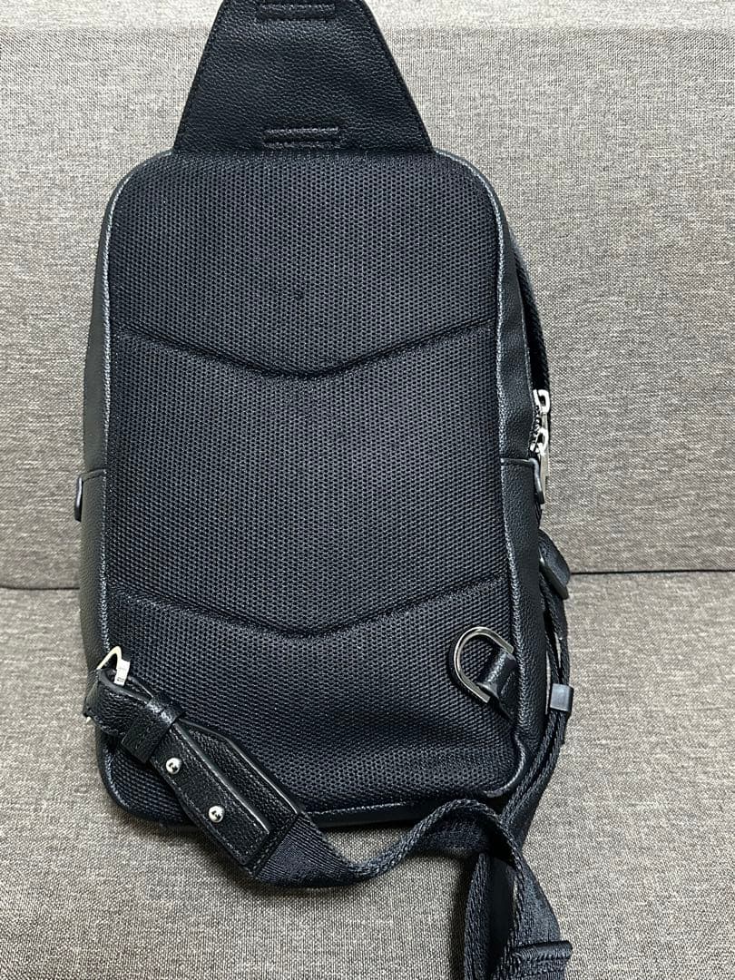 HUGO BOSS ボディバッグ　美品　黒　メンズ
