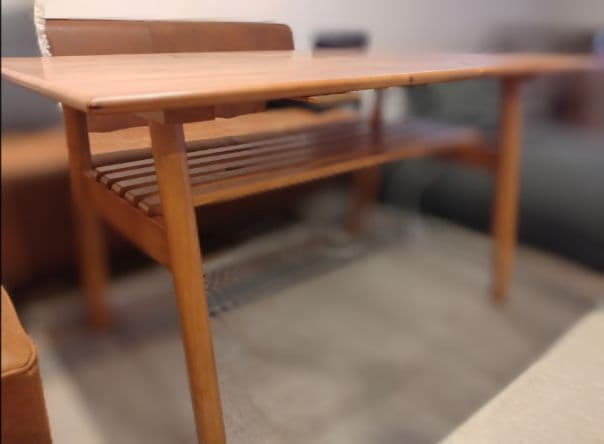 【引取限定】天然木で作られた北欧風ダイニングテーブル