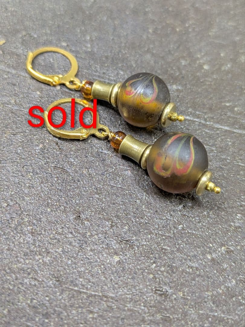 アンティークビーズと ヴィンテージブラス（真鍮）のピアス。