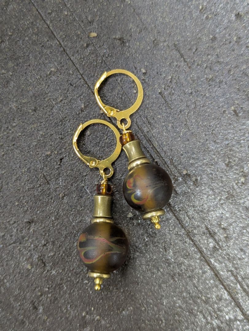 アンティークビーズと ヴィンテージブラス（真鍮）のピアス。