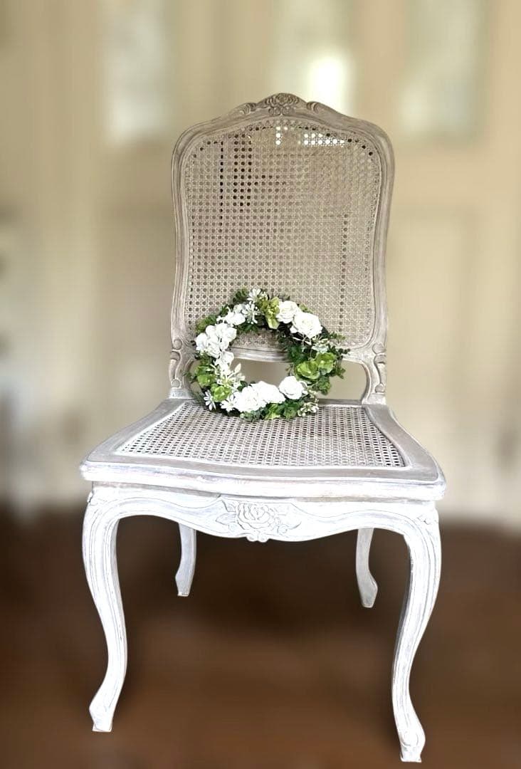 バラのレリーフ　フランスアンティーク調ラタンホワイトチェア　シャビーシック　猫足