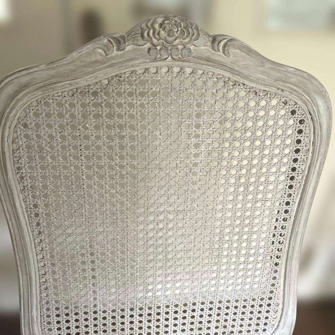 バラのレリーフ　フランスアンティーク調ラタンホワイトチェア　シャビーシック　猫足