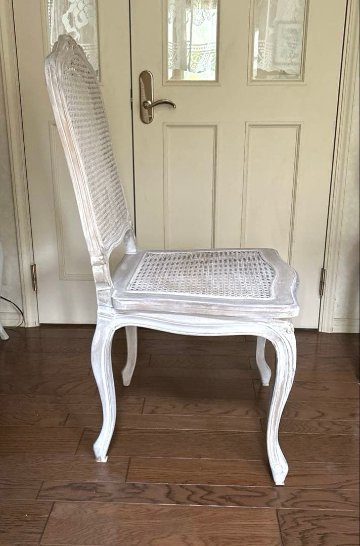 バラのレリーフ　フランスアンティーク調ラタンホワイトチェア　シャビーシック　猫足
