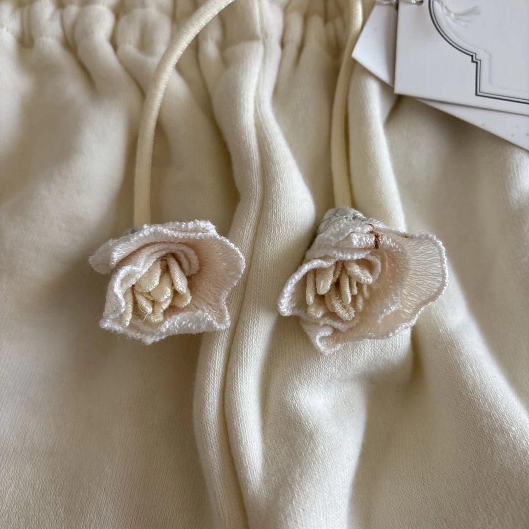 サエラヒスクローネ フラワーレース装飾クリーム色長袖パジャマ　スウェット