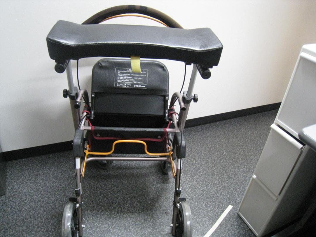 【送料無料】ナブテスコ 前腕支持型歩行車 REHAMO コンパル抑速ブレーキ ①