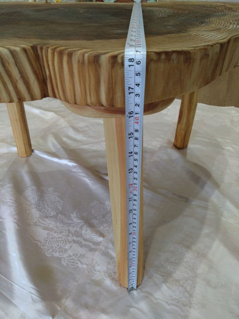 杉の輪切のローテーブル㉙　樹齢約100年の杉の自然木の年輪❕３本脚は太い檜を使用