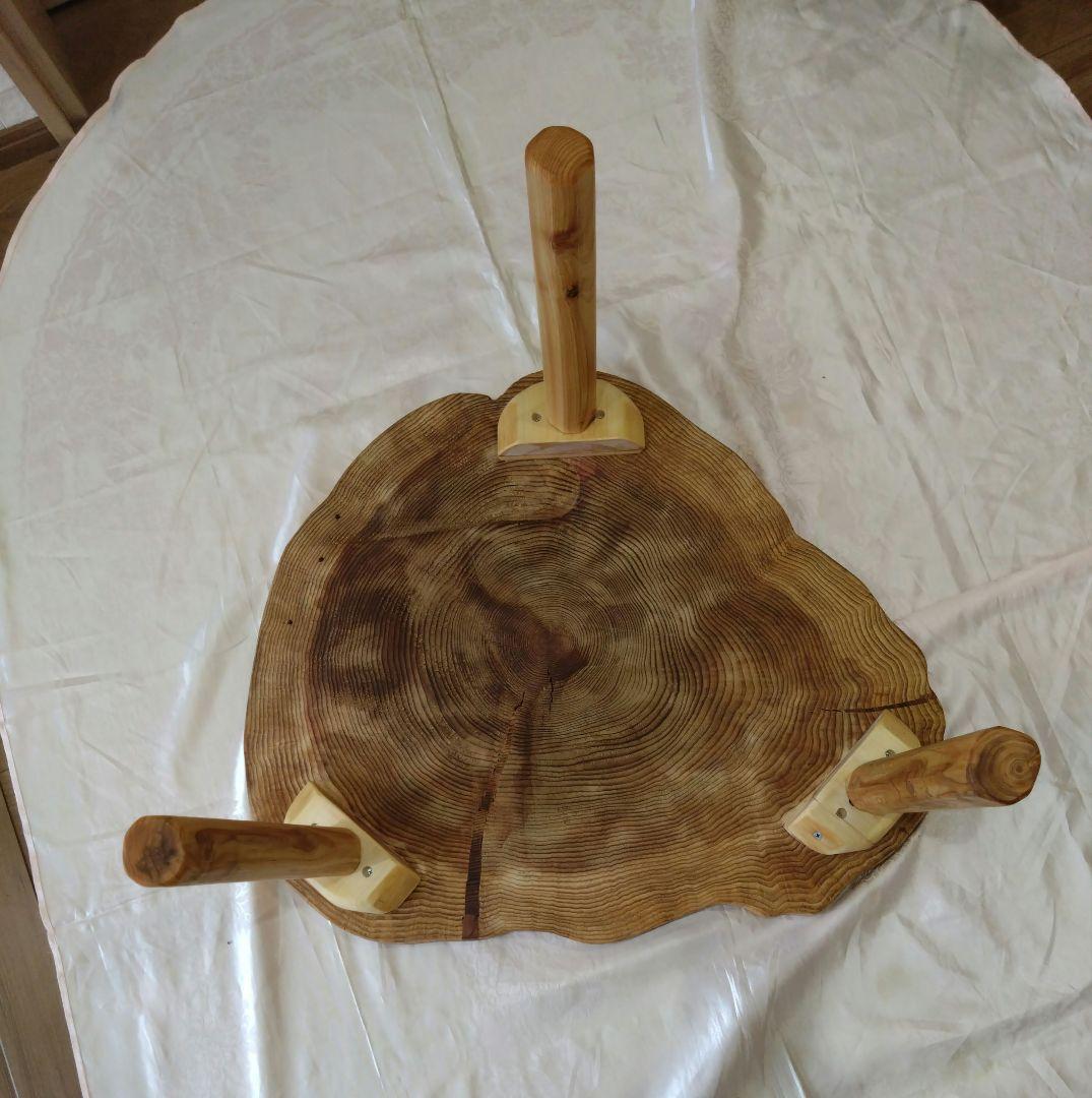 杉の輪切のローテーブル㉙　樹齢約100年の杉の自然木の年輪❕３本脚は太い檜を使用