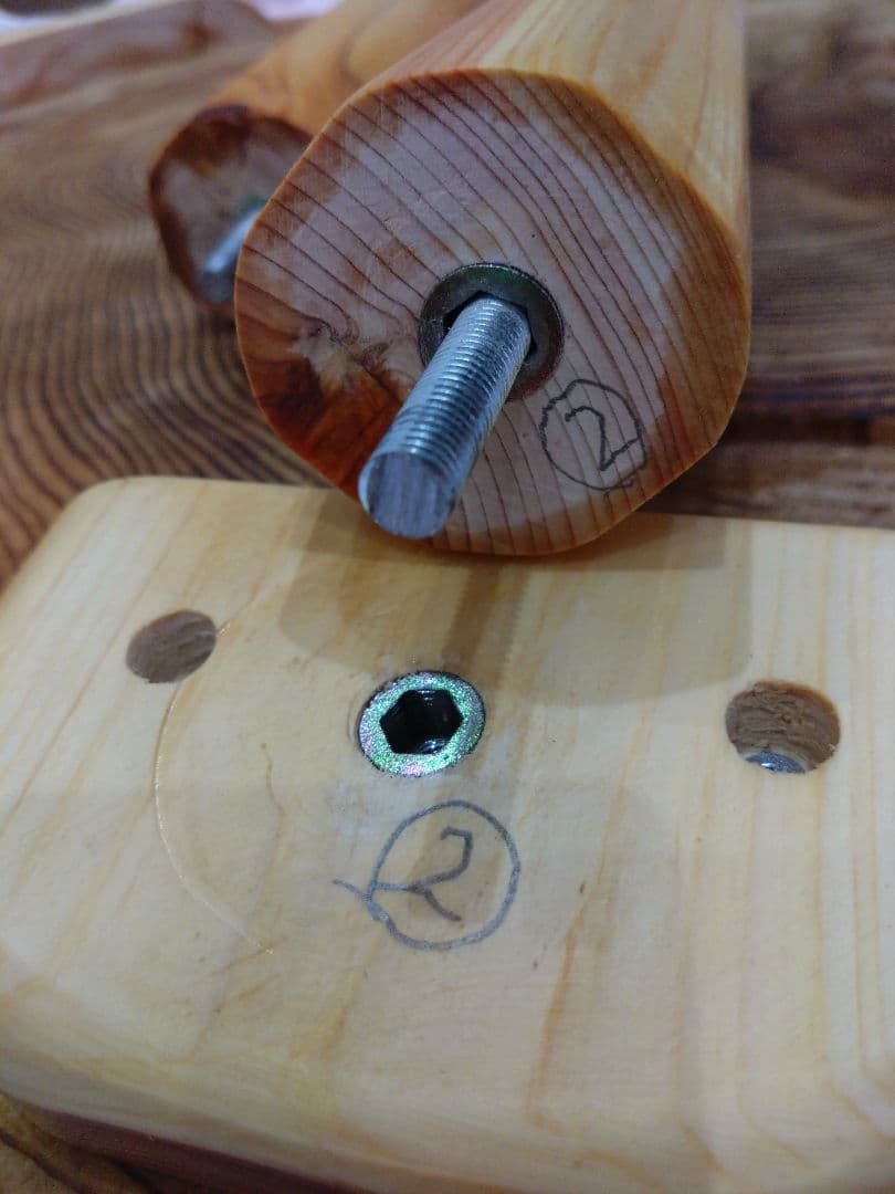 杉の輪切のローテーブル㉙　樹齢約100年の杉の自然木の年輪❕３本脚は太い檜を使用