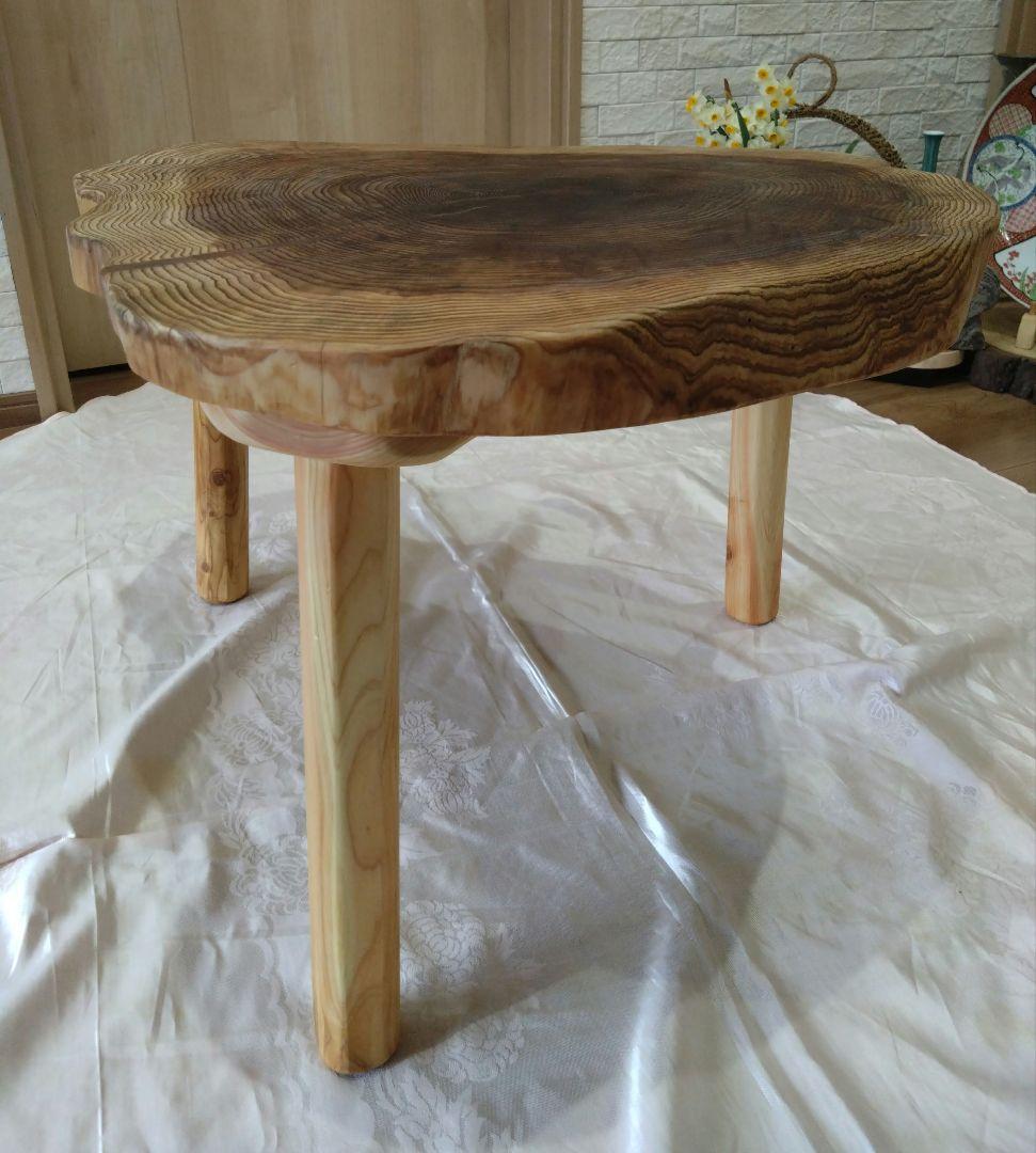 杉の輪切のローテーブル㉙　樹齢約100年の杉の自然木の年輪❕３本脚は太い檜を使用