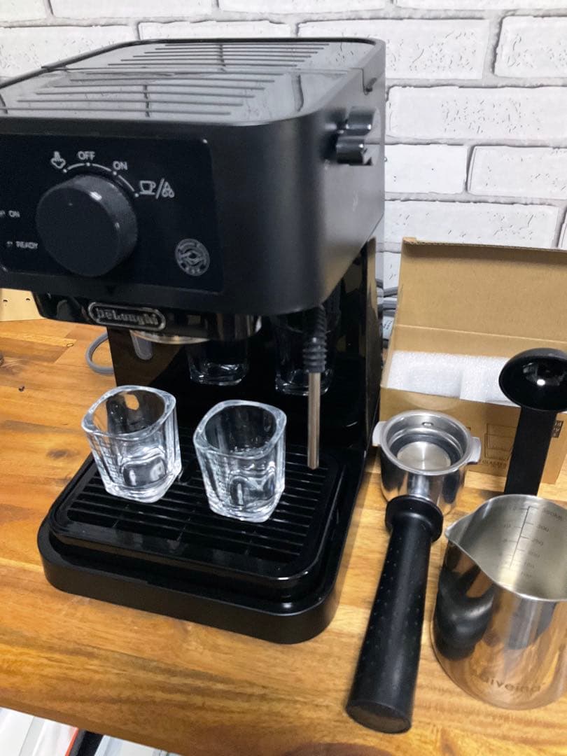 De'Longhi エスプレッソマシン 本体とショット&ミルクピッチャー